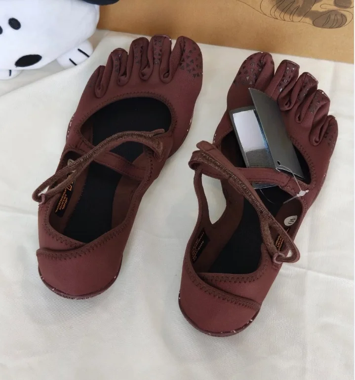 حذاء رياضي نسائي أصلي من ماركة - مراجعة Sneaker Box وسعره
