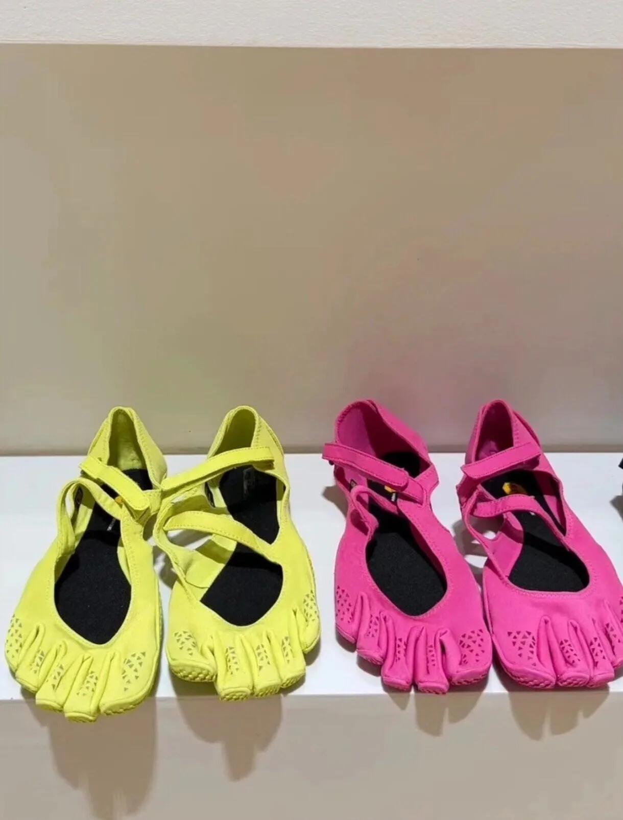 حذاء رياضي نسائي أصلي من ماركة - مراجعة Sneaker Box وسعره